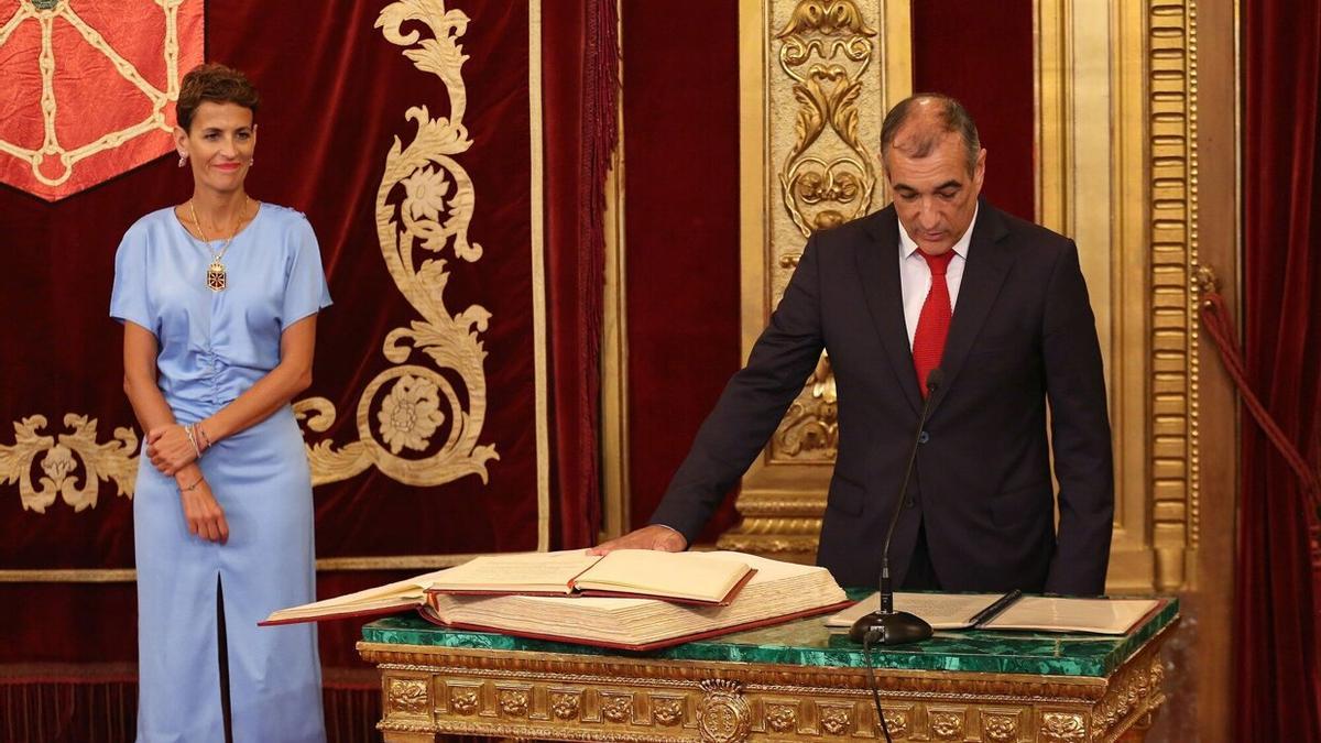 El consejero de Cohesión Territorial, Óscar Chivite, toma posesión del cargo ante la presidenta del Gobierno foral, María Chivite
