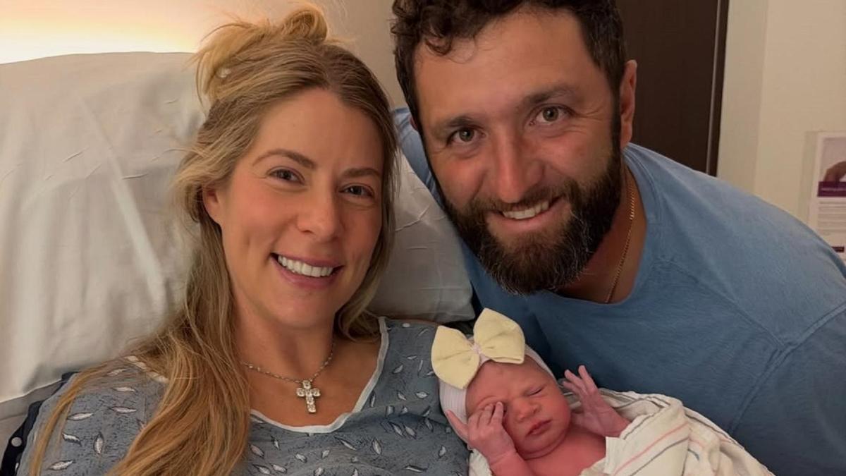 Jon Rahm y Kelley Cahill presentan a su cuarta hija, Begoña.