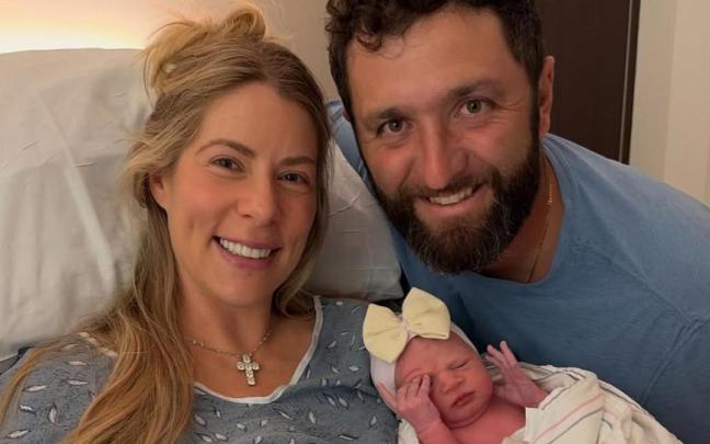 Jon Rahm y Kelley Cahill presentan a su cuarta hija, Begoña.