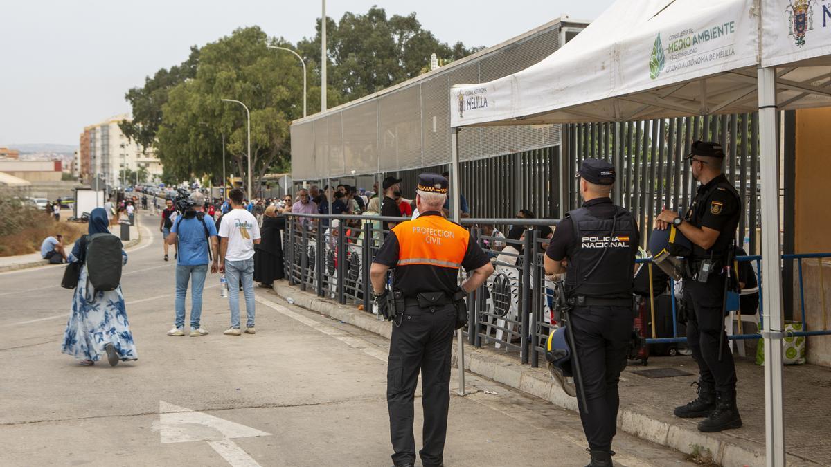 Decenas de personas en la frontera entre España y Marruecos en Melilla.