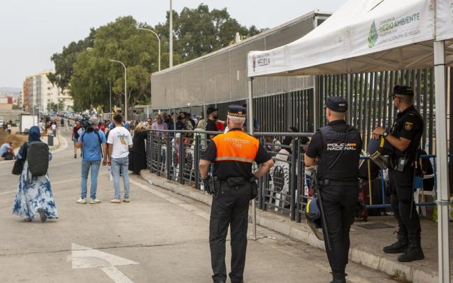 Decenas de personas en la frontera entre España y Marruecos en Melilla.