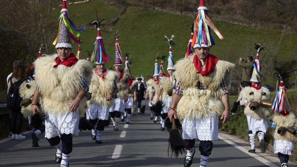 Los joaldunak de Zubieta visitan a sus vecinos de Ituren durante los carnavales de este año. Foto: Unai Beroiz