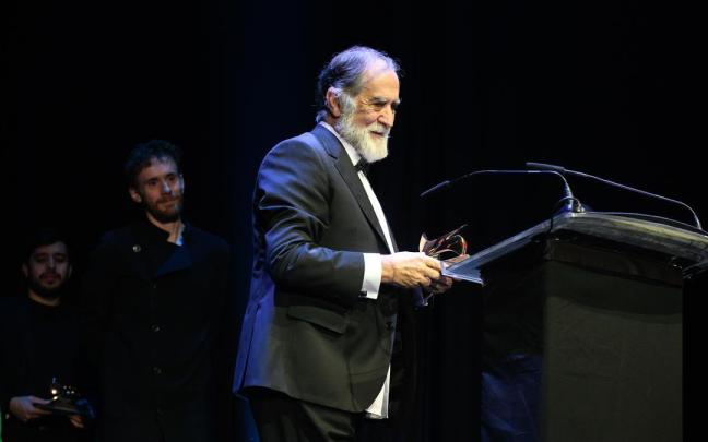 El actor Ramón Barea con su galardón por su trabajo en la película ‘Cinco lobitos’.