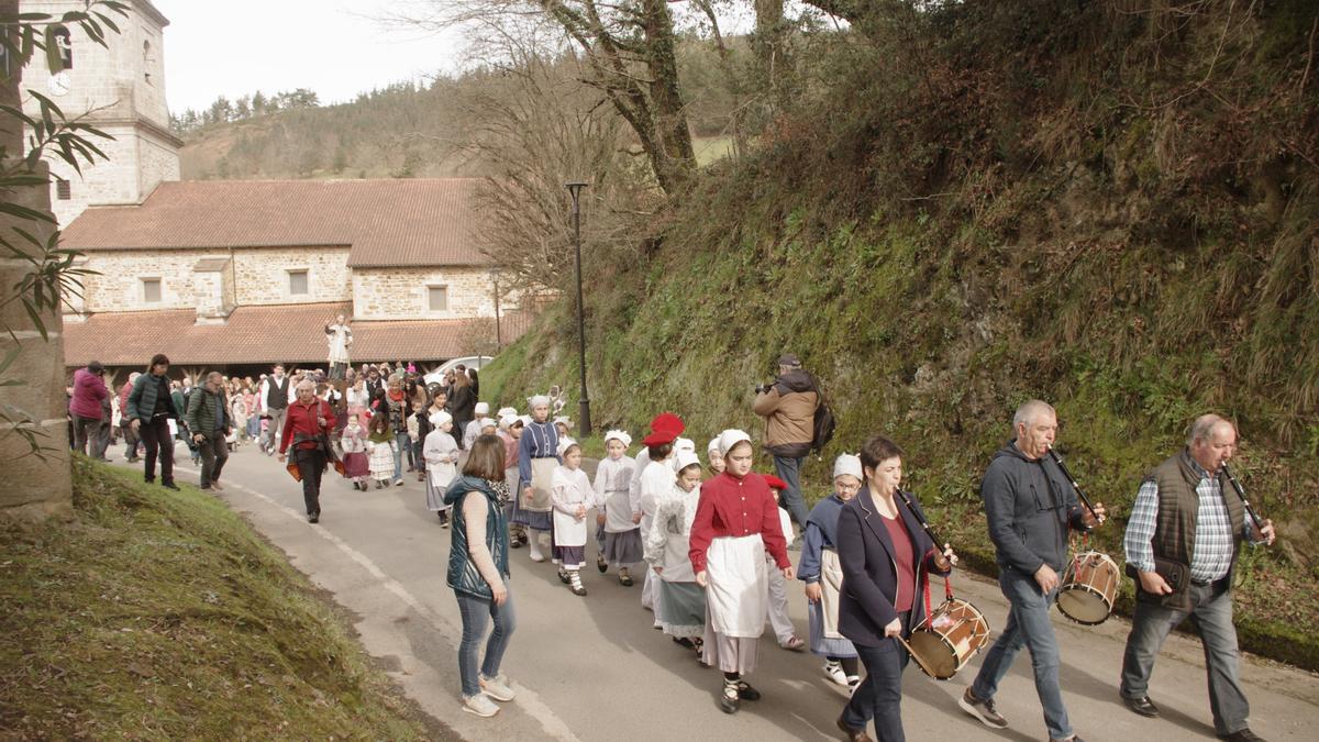 Traslado de la imagen de San Valentín en procesión desde Andra Mari.