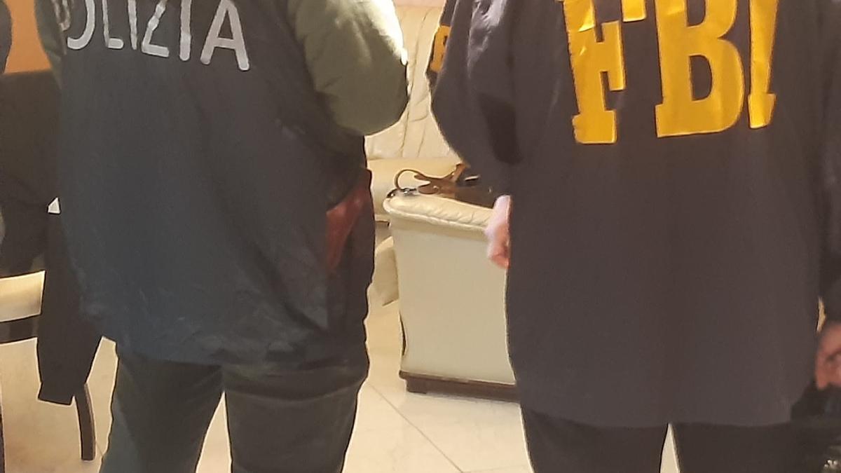 Agentes de la Policiá italiana y del FBI durante la operación.