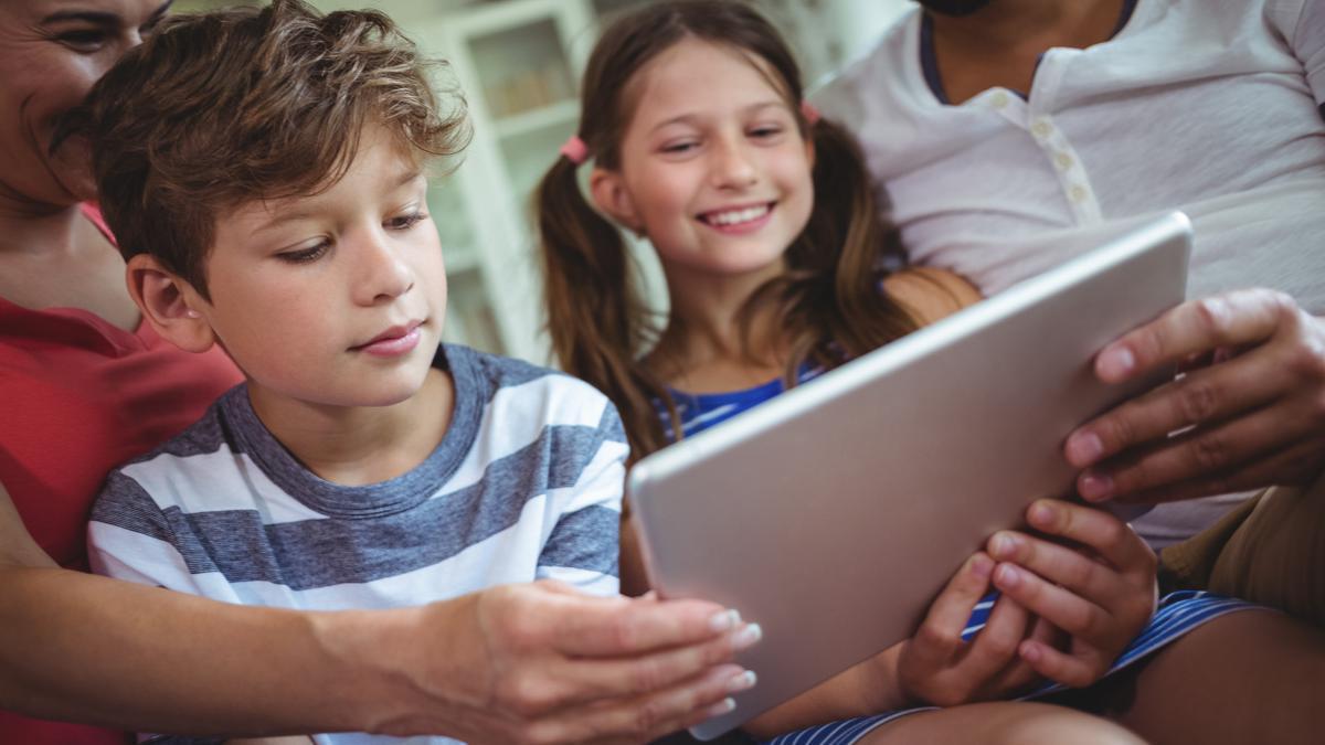 Los padres deben interesarse activamente en el uso que sus hijos hacen de las pantallas.