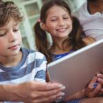 Los padres deben interesarse activamente en el uso que sus hijos hacen de las pantallas.