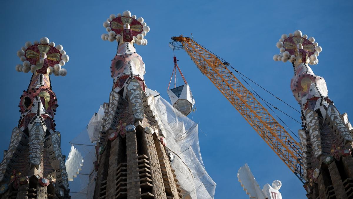 En imágenes: la Sagrada Familia corona su torre central