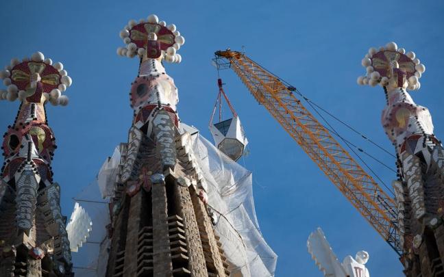 En imágenes: la Sagrada Familia corona su torre central