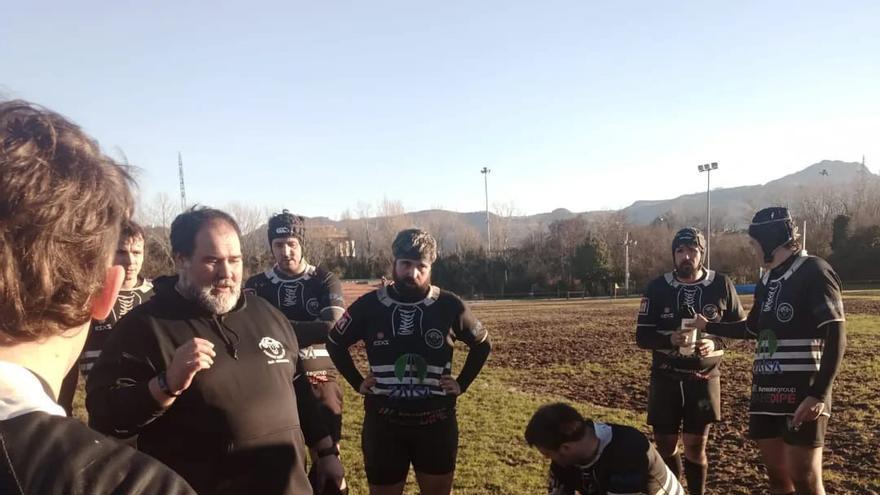 Iñigo Camarero dando indicaciones al equipo senior