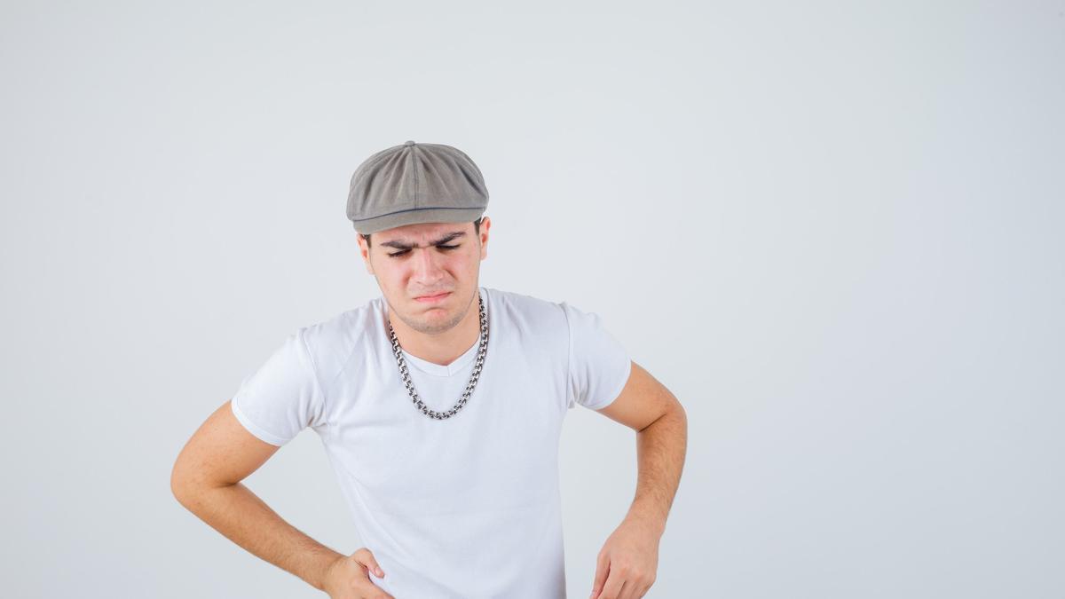 Hombre con malestar intestinal.