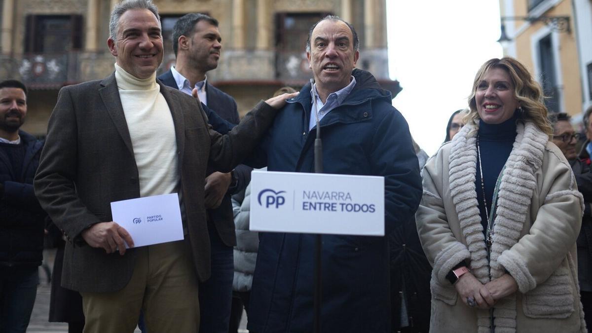 El coordinador general del PP, Elías Bendodo, el diputado Carlos García Adanero y la senadora Amelia Salanueva, junto a Javier García, presidente del PPN, durante un acto electoral en Pamplona.