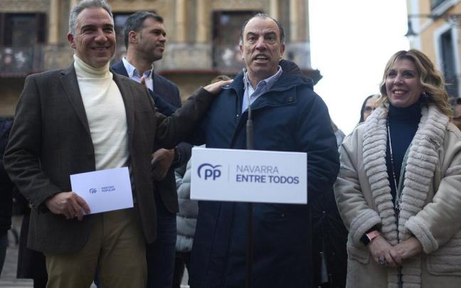 El coordinador general del PP, Elías Bendodo, el diputado Carlos García Adanero y la senadora Amelia Salanueva, junto a Javier García, presidente del PPN, durante un acto electoral en Pamplona.