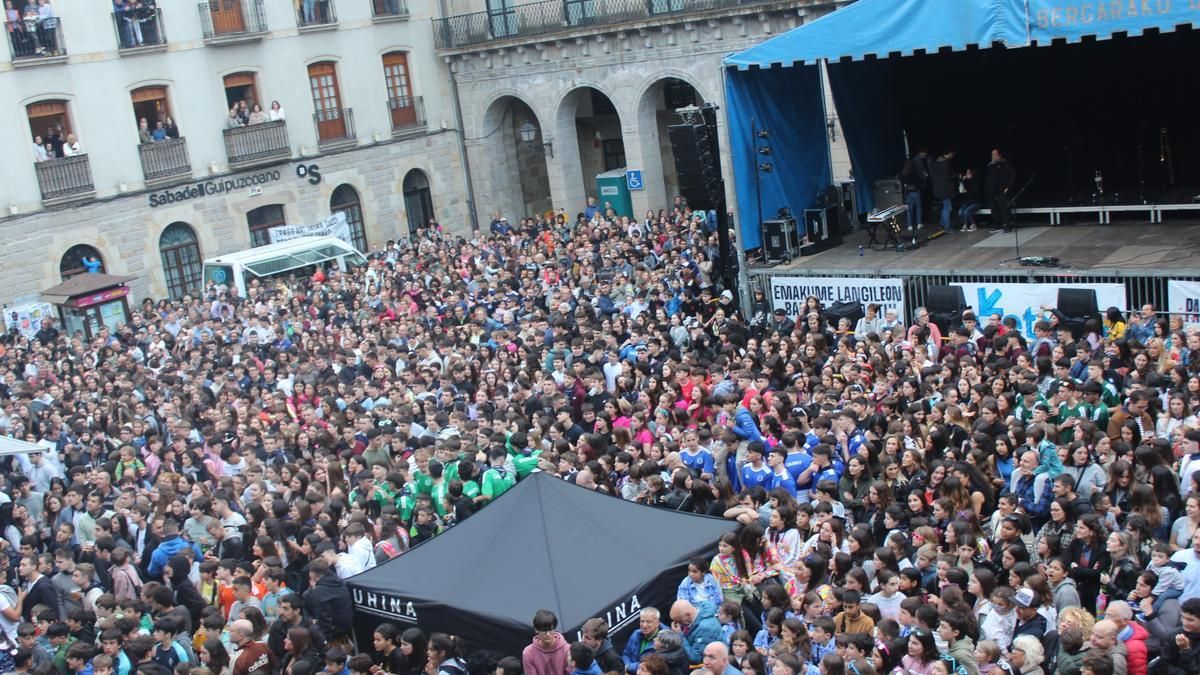 La plaza San Martín de Bergara abarrotada en el inicio de las fiestas de 2024.