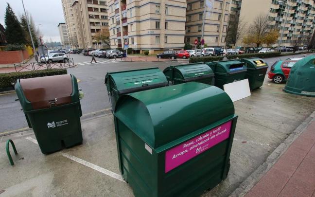 En primer plano, un contenedor destinado a ropa y calzado usados.