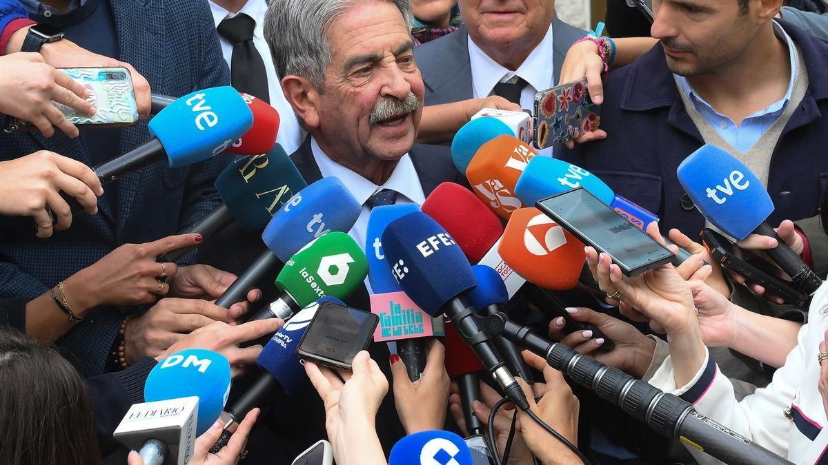 El secretario general del PRC y expresidente de Cantabria, Miguel Ángel Revilla, atiende a los medios antes de la celebración del acto de conciliación.