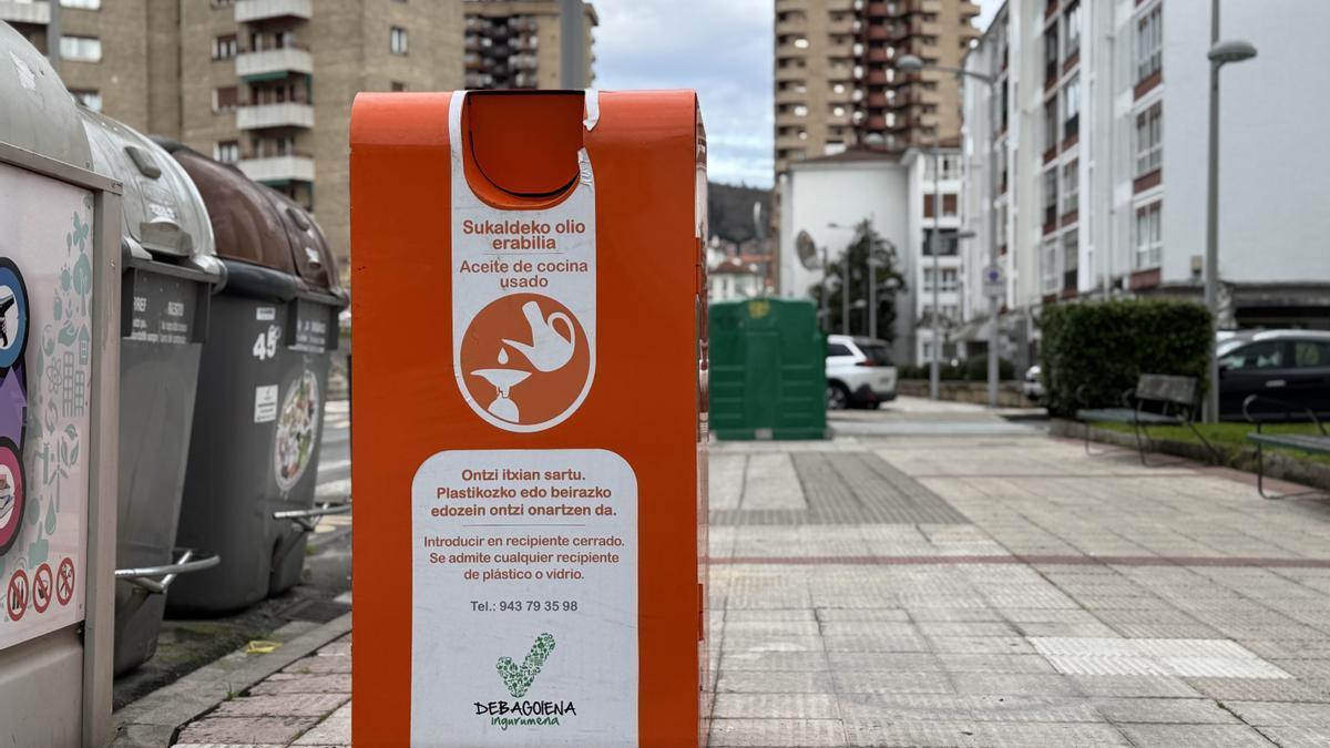 Nuevos contenedores de color naranja para reciclar el aceite doméstico usado.