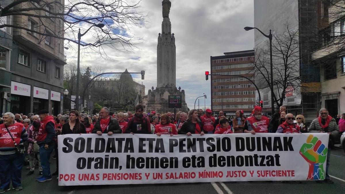 Los pensionistas vascos reclaman un sistema vasco de complemento de pensiones mínimas hasta equipararlas con el salario mínimo