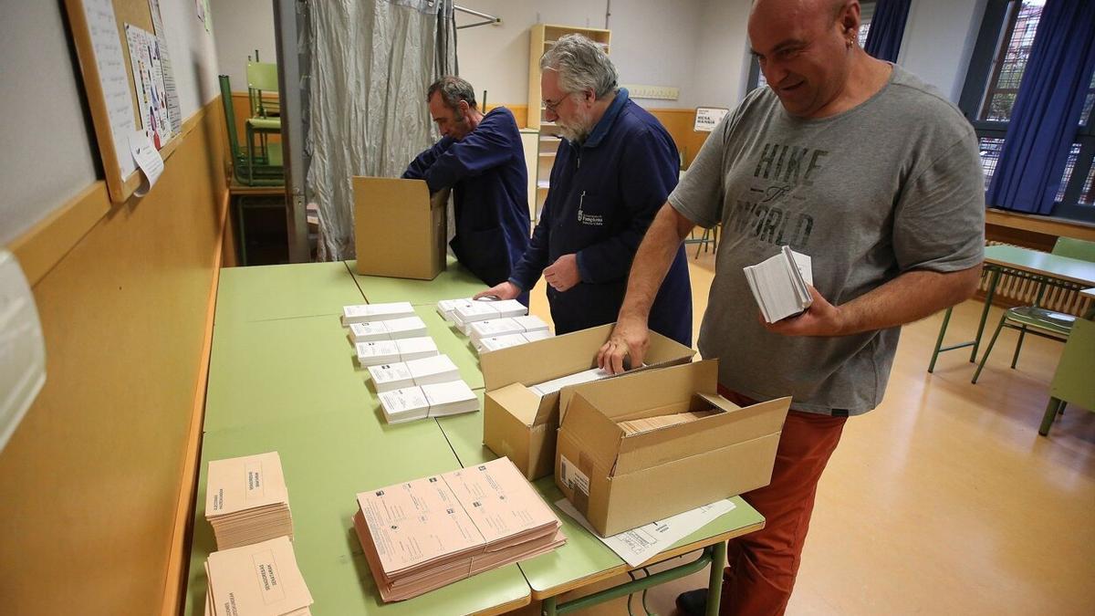 Personal prepara las mesas electorales en el instituto Mariana Sanz de Pamplona