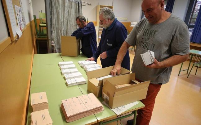 Personal prepara las mesas electorales en el instituto Mariana Sanz de Pamplona