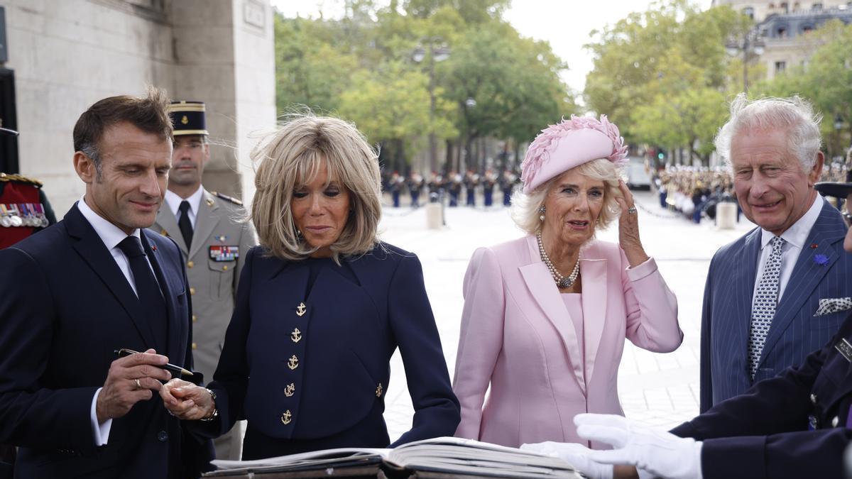 Emmanuel y Brigitte Macron junto a la reina Camila y Carlos III.