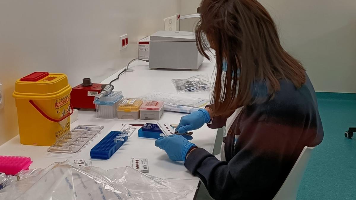 Una especialista trabaja en una prueba de cribado neonatal.