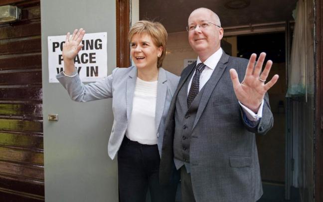 Peter Murrell junto a su esposa y ex primera ministra escocesa, Nicola Sturgeon. Peter Murrell junto a su esposa y ex primera ministra escocesa, Nicola Sturgeon.