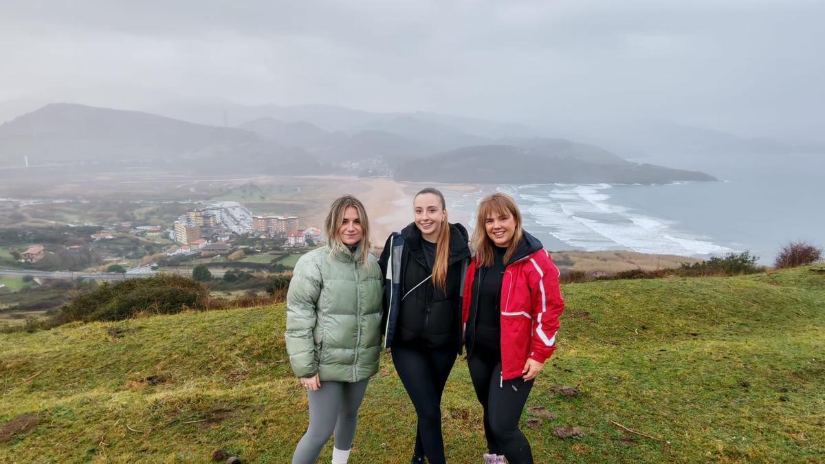 Nuestras tres protagonistas encantadas con la ruta a Punta Lucero