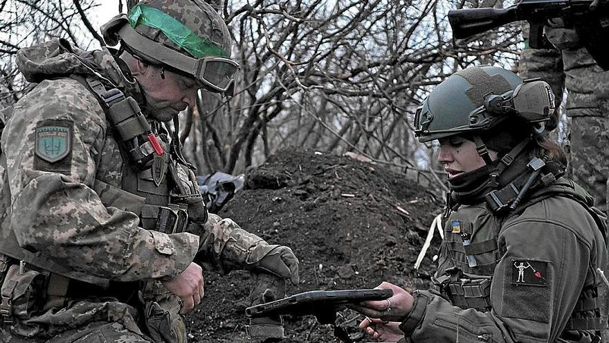 Soldados ucranianos, en la línea defensiva de la ciudad de Bajmut.