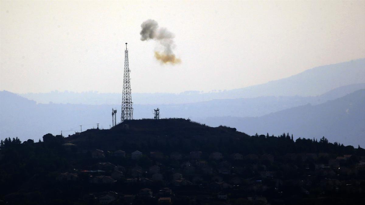 Un misil lanzado por Hezbolá alcanza un puesto militar israelí en la frontera de Líbano.
