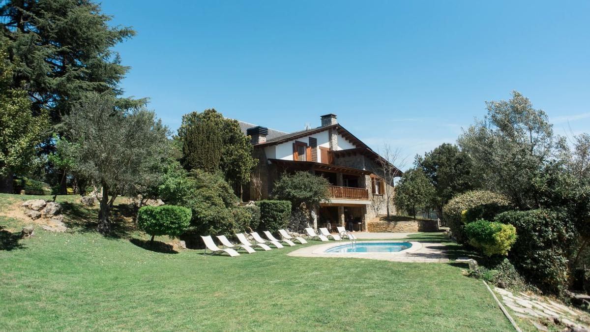 El exterior de una casa con jardín Pexels