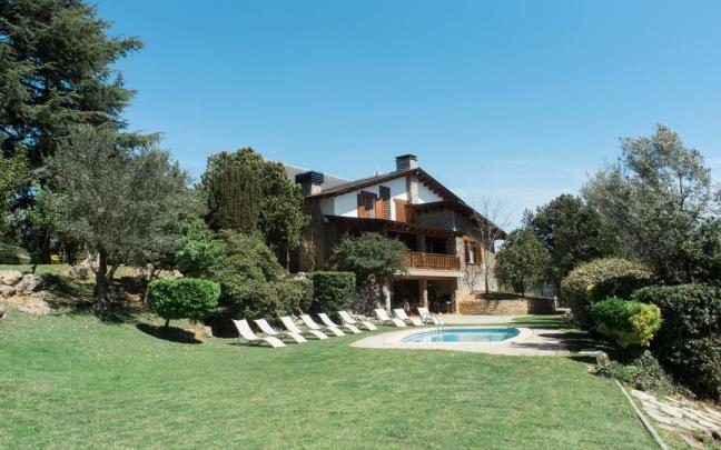 El exterior de una casa con jardín Pexels