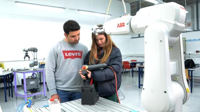 Dos estudiantes del Centro formación Somorrostro de la asociación de centros concertados Hetel.