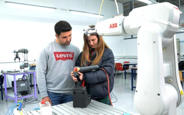 Dos estudiantes del Centro formación Somorrostro de la asociación de centros concertados Hetel.