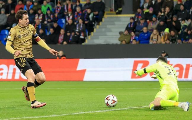 Oyarzabal y el portero del Viktoria, Martin Jedlicka. / MARTIN DIVISEK / EFE