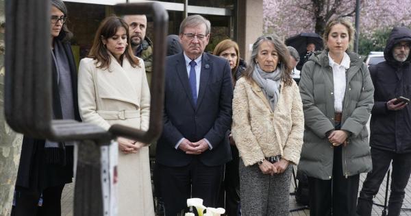 En imágenes: ofrenda floral en el monolito del 3 de marzo DNA