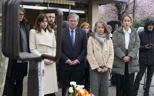 En imágenes: ofrenda floral en el monolito del 3 de marzo DNA