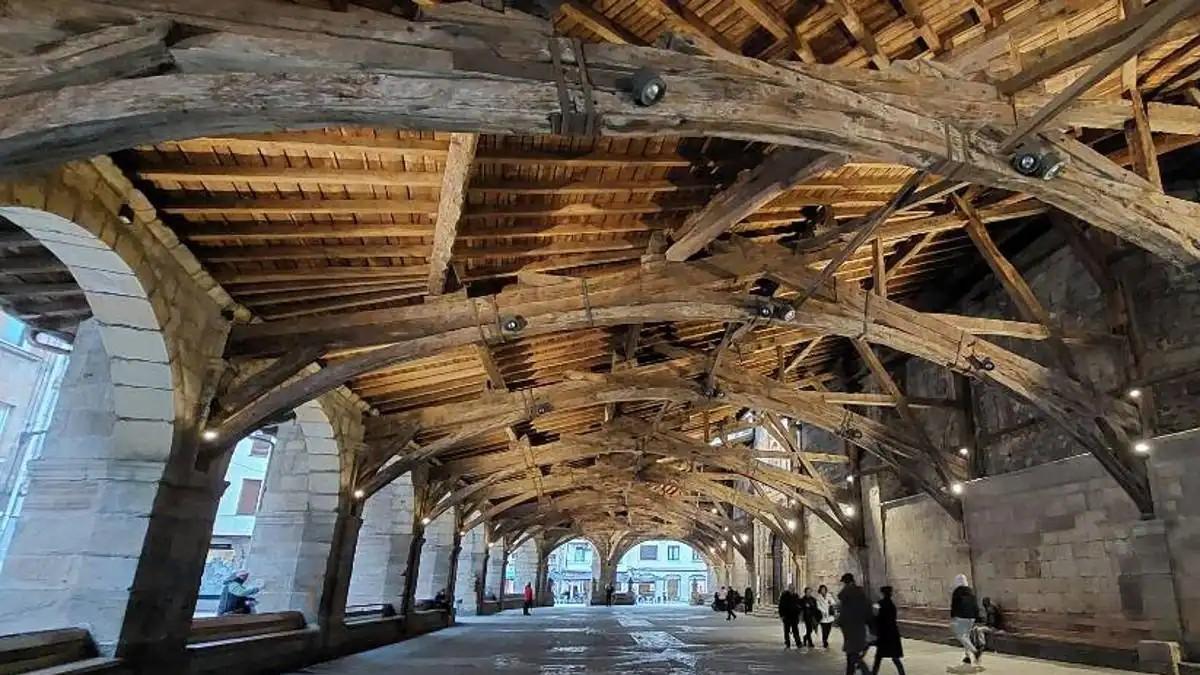 Exposición sobre el pórtico de Santa María