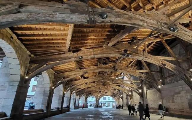 Exposición sobre el pórtico de Santa María