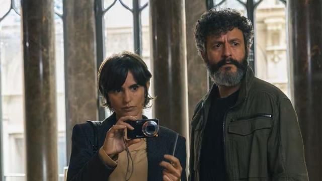 Verónica Echegui e Isak Férriz, en una escena de ‘Ciudad de sombras’