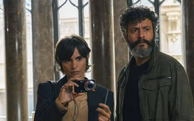 Verónica Echegui e Isak Férriz, en una escena de ‘Ciudad de sombras’