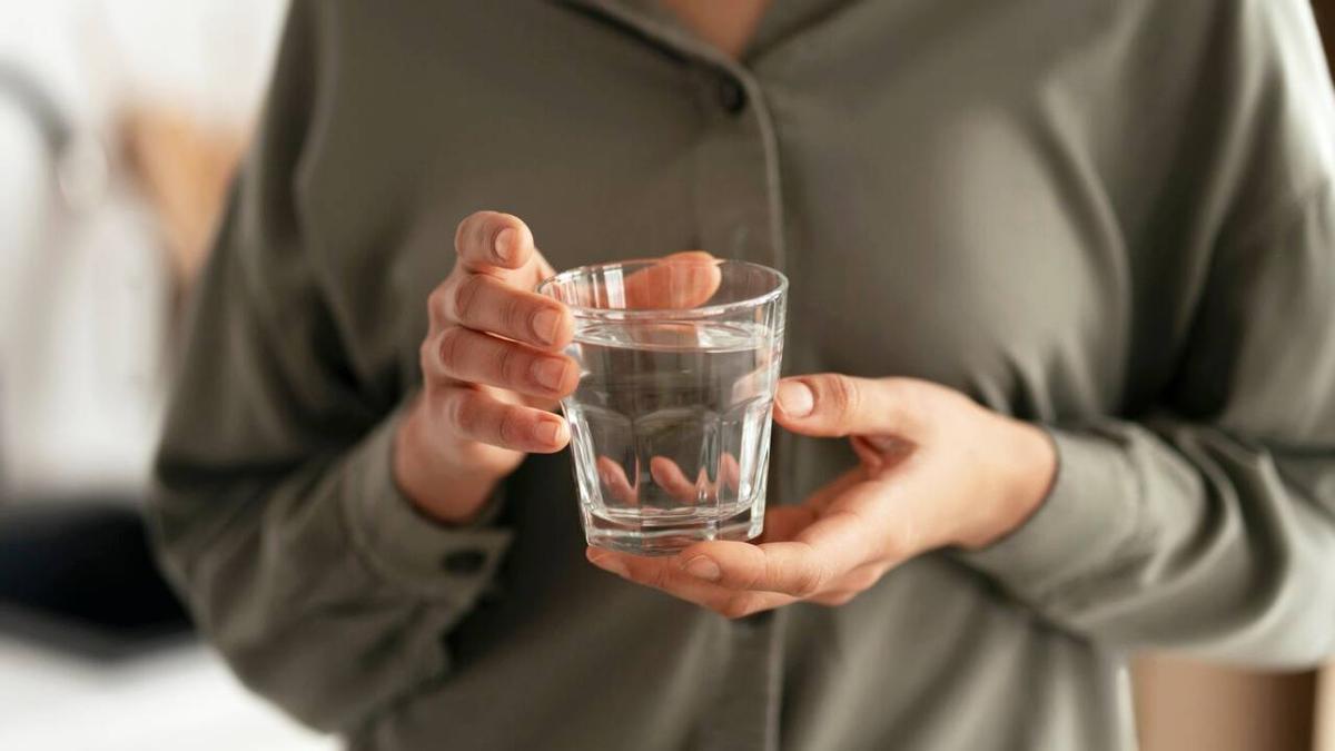 Una recomendación general es consumir entre 1.5 y 2 litros de agua al día