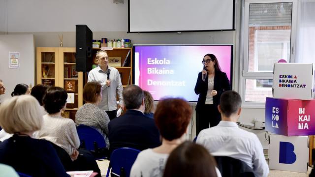 La consejera de Educación, Begoña Pedrosa, en la reunión de Eskola Bikaina Denontzat.