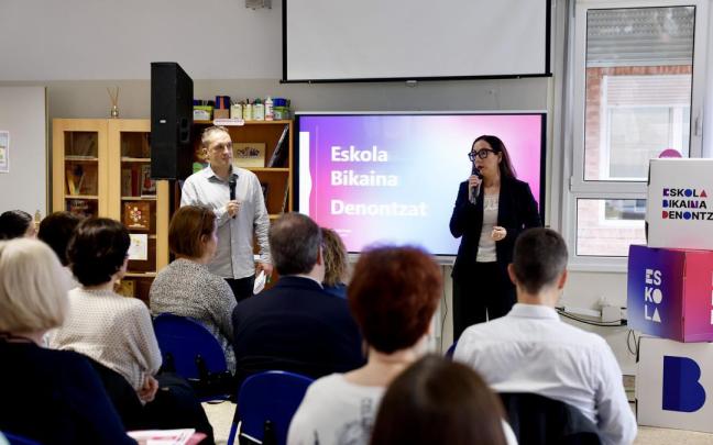 La consejera de Educación, Begoña Pedrosa, en la reunión de Eskola Bikaina Denontzat.