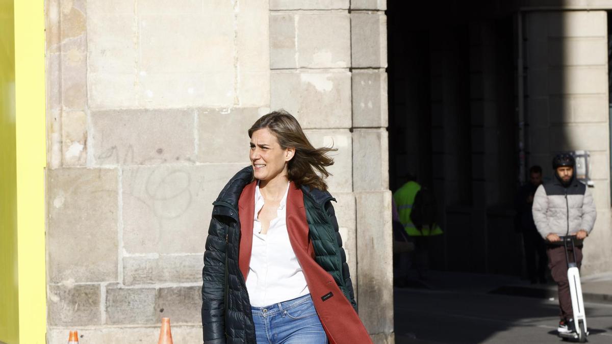 La presidenta de En Comú Podem en el Parlament, Jéssica Albiach, se dirige al Palau de la Generalitat para reunirse con Aragonès.