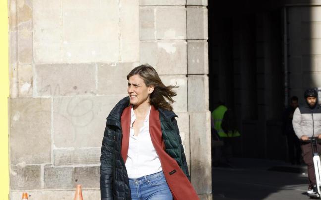 La presidenta de En Comú Podem en el Parlament, Jéssica Albiach, se dirige al Palau de la Generalitat para reunirse con Aragonès. / EFE La presidenta de En Comú Podem en el Parlament, Jéssica Albiach, se dirige al Palau de la Generalitat para reunirse con Aragonès.