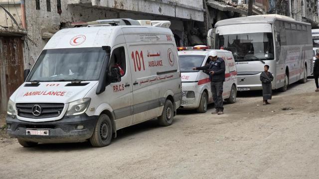 Un grupo de pacientes es evacuado de la Franja de Gaza a través del paso de Rafá, en la frontera con Egipto