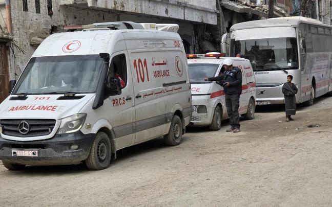 Un grupo de pacientes es evacuado de la Franja de Gaza a través del paso de Rafá, en la frontera con Egipto