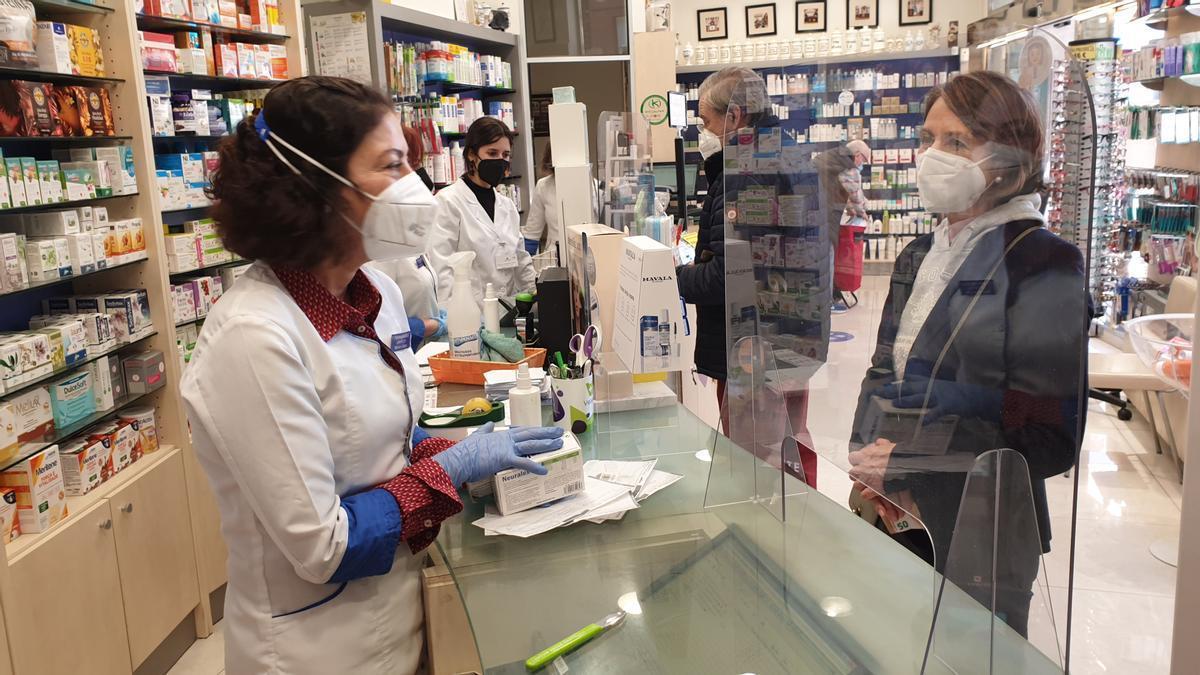 Una persona acude a la farmacia para recoger su medicamento con la tarjeta sanitaria de Osakidetza.