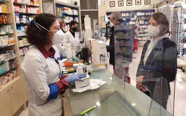 Una persona acude a la farmacia para recoger su medicamento con la tarjeta sanitaria de Osakidetza. Una persona acude a la farmacia para recoger su medicamento con la tarjeta sanitaria de Osakidetza.